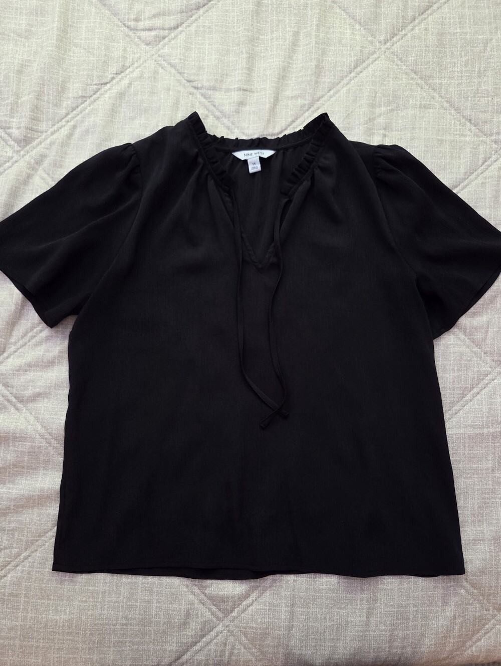🔷️ Nine West Black Short Sleeve Tie-Neck Blouse Size Medium Excellent Condition